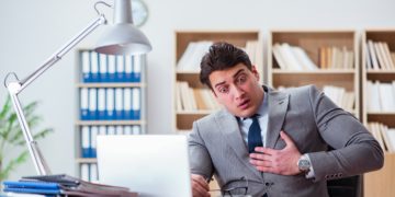 Herzrasen infolge von beruflichem Stress sollte als Warnzeichen ernst genommen werden. (Bild: Elnur/stock.adobe.com)