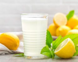 Frische Zitronen und ein Glas Zitronensaft