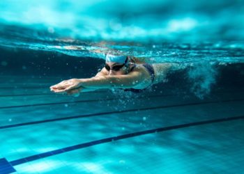 Ausdauersportarten, wie z.B. Schwimmen, Joggen oder Nordic Walking, eignen sich besonders gut, um das Herz zu trainieren. (Bild: SolisImages/fotolia.com)