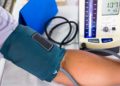 Um herauszufinden, ob eine Hypotonie vorliegt, muss der Blutdruck über einen längeren Zeitraum mehrfach gemessen werden. (Bild: torsak/stock.adobe.com)
