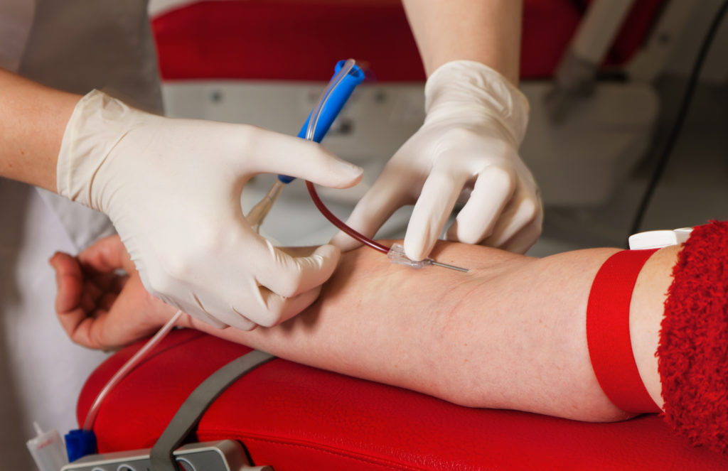Krankenschwester und Patienten bei Blutabnahme. Blutspenden in Blutlabor.