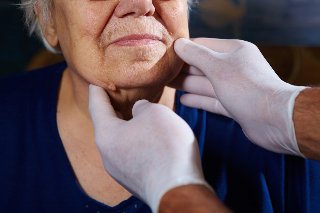 Therapeut bei der Gesichtsdiagnose.