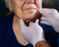 Therapeut bei der Gesichtsdiagnose.