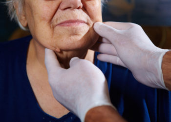 Therapeut bei der Gesichtsdiagnose.
