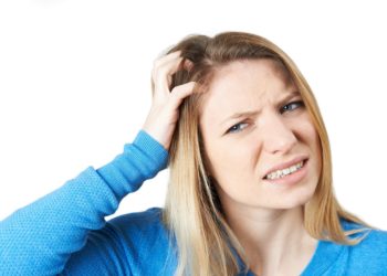 Wenn die Kopfhaut juckt, kann das zum Beispiel an einer Allergie oder Hauterkrankung liegen. (Bild: highwaystarz/fotolia.com)