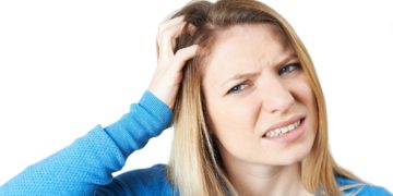 Wenn die Kopfhaut juckt, kann das zum Beispiel an einer Allergie oder Hauterkrankung liegen. (Bild: highwaystarz/fotolia.com)