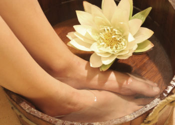 Ein Fußbad mit ätherischen Ölen kann bei einer Pilzinfektion sehr wirkungsvoll sein. (Bild: Wieselpixx/stock.adobe.com)