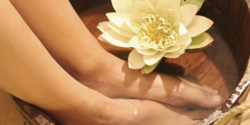 Ein Fußbad mit ätherischen Ölen kann bei einer Pilzinfektion sehr wirkungsvoll sein. (Bild: Wieselpixx/fotolia.com)