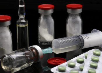 Ampullen, Spritze und Tabletten mit Kortison.
