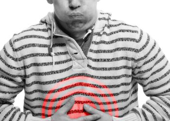 Magenschmerzen treten oft zusammen mit weiteren Beschwerden wie Übelkeit und Erbrechen auf. (Bild: SENTELLO/fotolia.com)