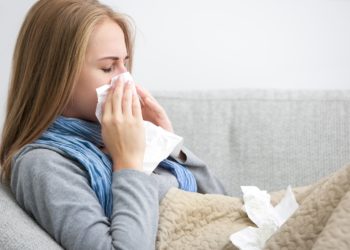 Typische Symptome einer Nasenschleimhautentzündung sind eine verstopfte Nase, Schnupfen, Kopfschmerzen und Abgeschlagenheit. (Bild: Alexander Raths/stock.adobe.com)