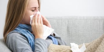 Typische Symptome einer Nasenschleimhautentzündung sind eine verstopfte Nase, Schnupfen, Kopfschmerzen und Abgeschlagenheit. (Bild: Alexander Raths/stock.adobe.com)