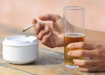 Rauchen und übermäßiger Alkoholkonsum zählen zu den Risikofaktoren für ein Venenleiden. (Bild: Antonioguillem/fotolia.com)