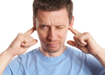 Das unangenehme Druckgefühl kann zum Beispiel durch eine Ansammlung von Ohrenschmalz entstehen. (Bild: underdogstudios/fotolia.com)