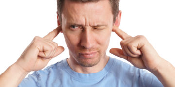 Das unangenehme Druckgefühl kann zum Beispiel durch eine Ansammlung von Ohrenschmalz entstehen. (Bild: underdogstudios/fotolia.com)