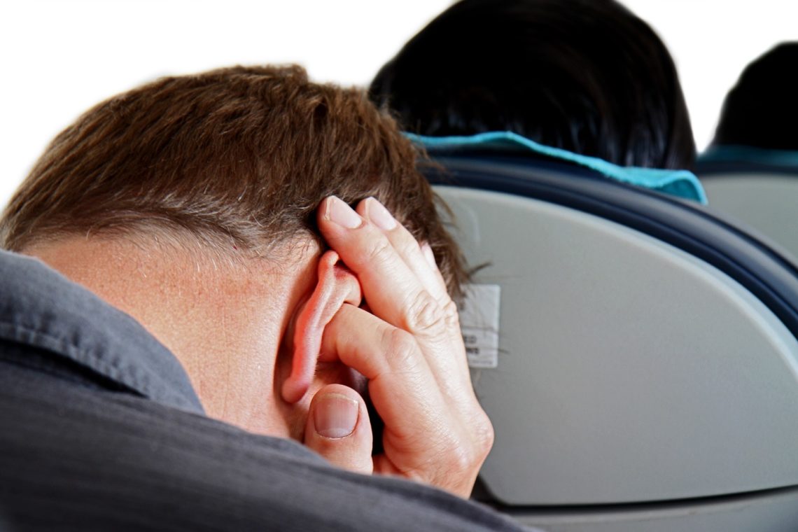 Заложило ухо сильно болит что делать. Самолет с ушами. Заложенность в ушах в самолете. Закладывает уши в самолете.