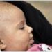 Der plötzliche Kindstod tritt in den ersten Lebensmonaten häufig dann auf, wenn die Babys im gemeinsamen Elternbett übernachteten. Aus diesem Grund raten Experten dazu, Säuglinge nicht zur Bettruhe ins Bett zu nehmen.