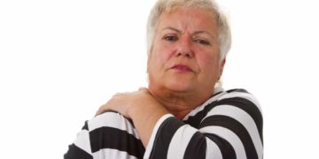 Steife Gelenke bezeichnen bewegungseingeschränkte und meist schmerzende Gelenke wie zum Beispiel im Schulterbereich. (Bild: Birgit Reitz-Hofmann/fotolia.com)
