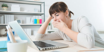 Ständige Müdigkeit und Konzentrationsprobleme können durch einen Eisenmangel bedingt sein. (Bild: stokkete/fotolia.com)