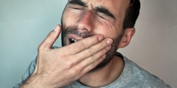 Ein brennendes Gefühl im Mund kann beispielsweise eine allergische Reaktion auf bestimmte Nahrungsmittel sein. (Bild: andranik123/fotolia.com)