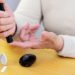 Patient mit Diabetes misst Blutzucker