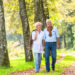 Oft reicht schon leichte Bewegung wie z.B. ein langer Spaziergang, um die Darmtätigkeit anzuregen. (Bild: Kzenon/fotolia.com)