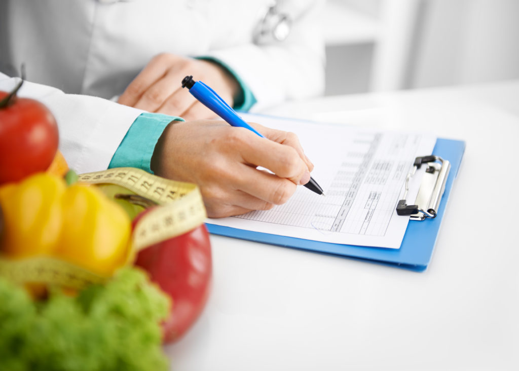Um Übergewicht und Fettleibigkeit zu beheben, ist in der Regel eine Umstellung der Ernährung erforderlich. (Bild: Stasique/fotolia.com)