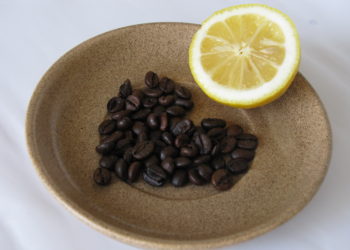Kaffee mit Zitrone ist ein bewährtes Hausmittel gegen Kopfschmerzen. (Bild: tanya2015n/stock.adobe.com