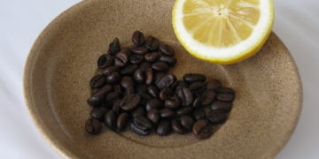 Kaffee mit Zitrone ist ein bewährtes Hausmittel gegen Kopfschmerzen. (Bild: tanya2015n/stock.adobe.com