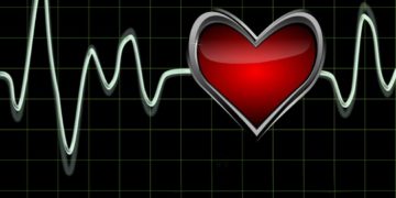 Herzflattern kann sich in unterschiedlicher Symptomatik äußern. (Bild: Jenny Sturm/fotolia.com)