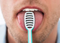 Bei einer schwarzen Haarzunge sind eine sorgfältige Mundhygiene und regelmäßiges Reinigen der Zunge besonders wichtig. (Bild: Andrey Popov/fotolia.com)