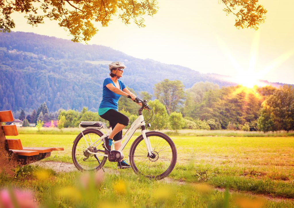 Radfahrern in der bergigen Landschaft