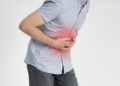 Magendruck tritt oft in Verbindung mit weiteren Symptomen wie Bauchschmerzen, Verdauungsstörungen oder Übelkeit auf. (Bild: staras/stock.adobe.com)
