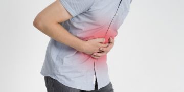Magendruck tritt oft in Verbindung mit weiteren Symptomen wie Bauchschmerzen, Verdauungsstörungen oder Übelkeit auf. (Bild: staras/stock.adobe.com)