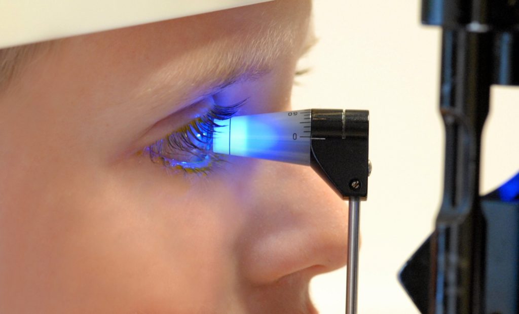 Bei der Diagnose einer Augenentzündung kommen verschiedene Verfahren zum Einsatz, die von mikroskopischen Untersuchungen mittels einer sogenannten Spaltlampe bis hin zur Messung des Augeninnendrucks (Tonometrie) reichen. (Bild: jyleken/fotolia.com)