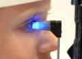 Bei der Diagnose einer Augenentzündung kommen verschiedene Verfahren zum Einsatz, die von mikroskopischen Untersuchungen mittels einer sogenannten Spaltlampe bis hin zur Messung des Augeninnendrucks (Tonometrie) reichen. (Bild: jyleken/fotolia.com)