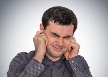 Bei einer Funktionsstörung des Kausystems nehmen Betroffene oft ein unangenehmes Knacken in den Ohren wahr. (Bild: andriano_cz/fotolia.com)