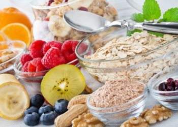 Eine gesunde Ernährung mit vielen  ballaststoffreichen Lebensmitteln bringt die Verdauung auf Trab. (Bild: PhotoSG/fotolia.com)