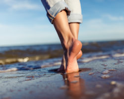 Barfuß am Strand entlang laufen