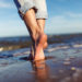 Barfuß am Strand entlang laufen