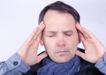 Clusterkopfschmerzen treten schubweise auf , wobei in kurzer Zeit mehrere Attacken aufeinander folgen, die jeweils bis zu maximal 180 Minuten anhalten können. (Bild: ferkelraggae/fotolia.com)