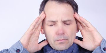 Clusterkopfschmerzen treten schubweise auf , wobei in kurzer Zeit mehrere Attacken aufeinander folgen, die jeweils bis zu maximal 180 Minuten anhalten können. (Bild: ferkelraggae/fotolia.com)