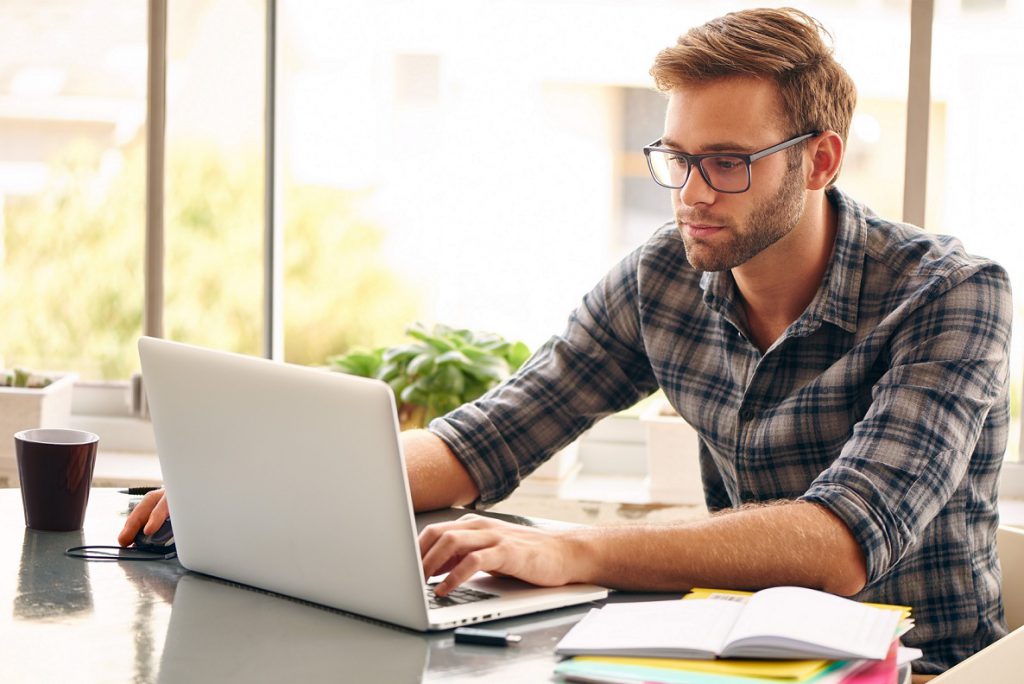 Spannungskopfschmerzen entstehen oft infolge erhöhter Anspannung, z.B. durch eine falsche oder immer gleiche Sitzposition bei der Arbeit. (Bild: nakophotography/fotolia.com)
