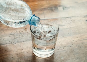 Sind die Kopfschmerzen im Anflug, sollten sofort zwei bis drei Gläser Wasser getrunken werden. (Bild: GianlucaCiroTancredi/fotolia.com)