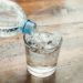 Sind die Kopfschmerzen im Anflug, sollten sofort zwei bis drei Gläser Wasser getrunken werden. (Bild: GianlucaCiroTancredi/fotolia.com)