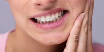 Zahnschmerzen kündigen sich oft durch eine erhöhte Empfindlichkeit auf Reize wie z.B. Kälte oder Wärme an. (Bild: Andrey Popov/fotolia.com)