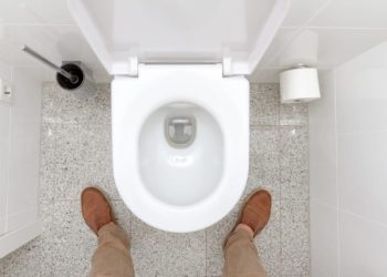 Der menschliche Körper scheidet in der Regel etwa ein bis anderthalb Liter Urin täglich aus. Steigt diese Menge deutlich an, kann eine krankhafte Ursache zugrunde liegen. (Bild: Jürgen Fälchle/stock.adobe.com)