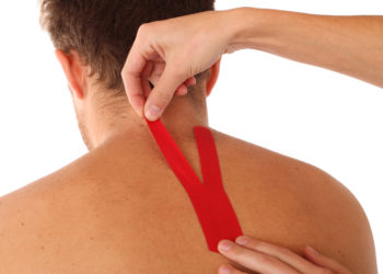 Tapen kann stabilisieren und somit Rücken- sowie Rippenschmerzen lindern. (Bild: ehrenberg-bilder/fotolia)