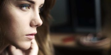 Ist die individuelle Gesichtsfarme merklich blasser als sonst, sprechen wir von Gesichtsblässe. (Bild: aleshin/fotolia.com)