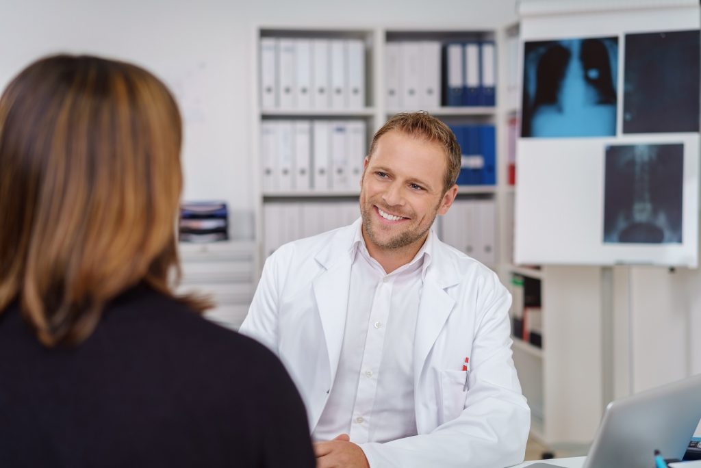 Bevor zur Behandlung des juckenden Hautausschlags natürliche Heilmittel eingesetzt werden, sollte immer ein Anamnesegespräch mit dem Arzt geführt werden. (Bild: contrastwerkstatt/fotolia.com) 